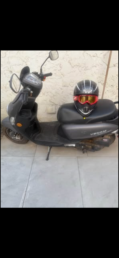2021 Venom Roma 50cc Moped 2021 Moped 1720kms Bought brand new from a company in Ontario. New batter...