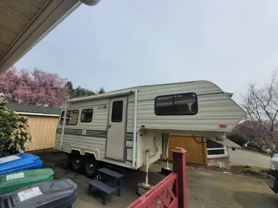 1993 Slumber Queen 5th wheel, Length 20'6" Includes A/C, furnace, fridge, stove/oven, solar awning a...
