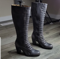 KNEE HIGH LEATHER BOOTS