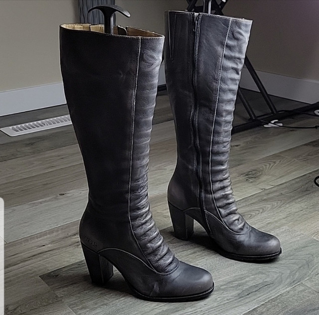 KNEE HIGH LEATHER BOOTS in Women's - Shoes in Charlottetown