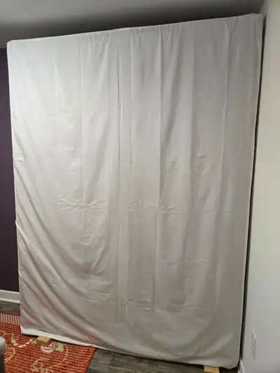 Box spring / sommier Queen size like new, View more