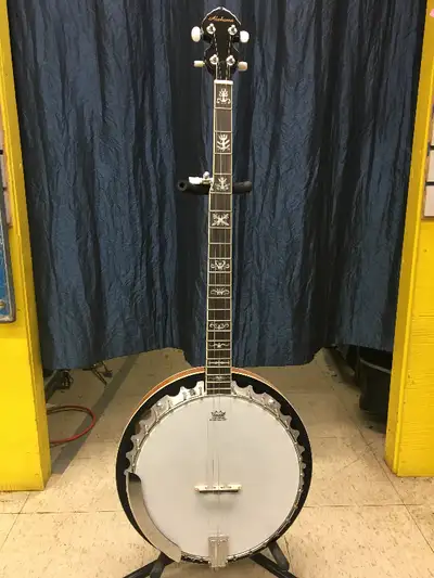 Banjo Alabama 5 cordes en très bon état, presque neuf. Toute les pièces sont la et en bon état. pour...