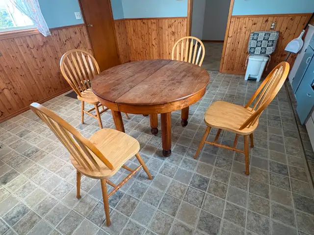 Antique Hardwood Round Table with 5 Legs in Dining Tables & Sets in Cape Breton - Image 4