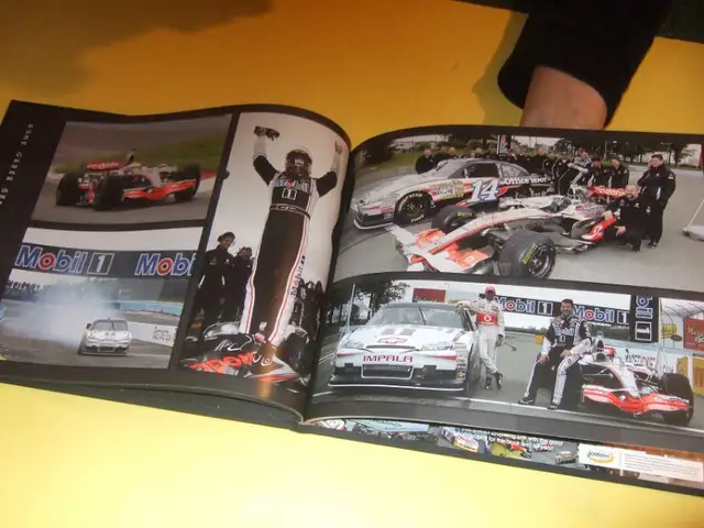 NASCAR TONY STEWART signed  SEASON iii  2011 / iv 2012 Gene Haas in Non-fiction in Oakville / Halton Region - Image 6
