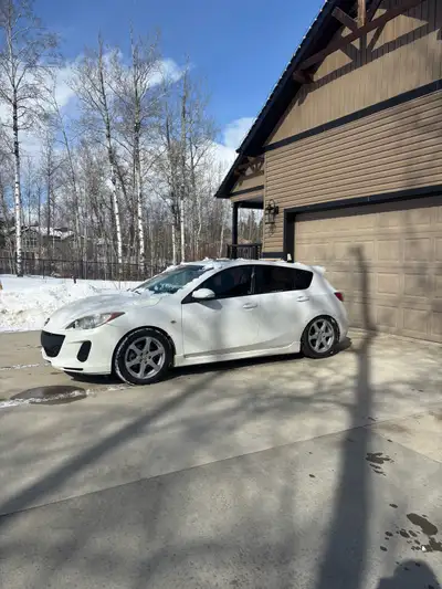 mazda 3 2.2 litre gas job. 6 speed manual transmission, great if you need to learn on as the clutch...