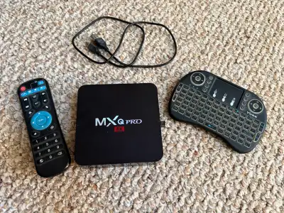 MXQ Pro 4K Android Smart TV Box with additional full keyboard remote. Just needs new software upload...