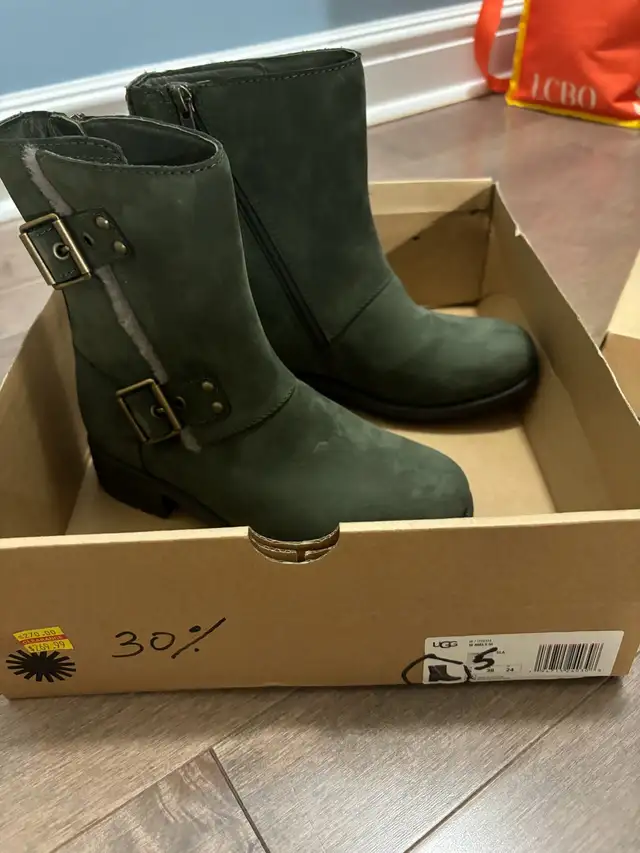 UGG winter boot in Women's - Shoes in Markham / York Region - Image 4