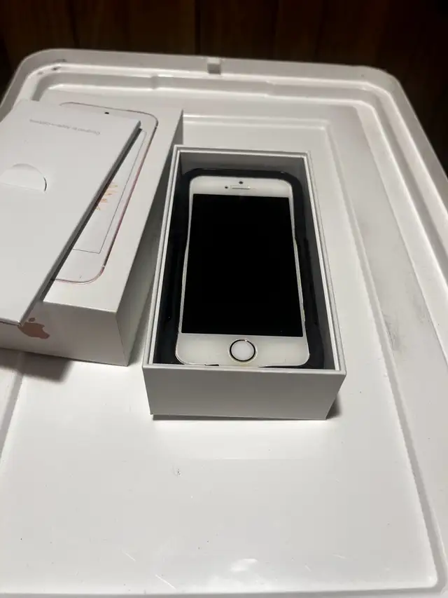 iPhone SE in Cell Phones in Cambridge - Image 3