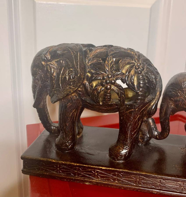 Beautiful Vintage Elephants Figurine in Arts & Collectibles in Burnaby/New Westminster - Image 3