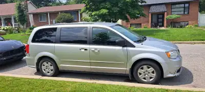 Dodge Grand Caravan 2011, V6, modèle Stow and Go. 240 000 km Après plusieurs années de loyaux servic...