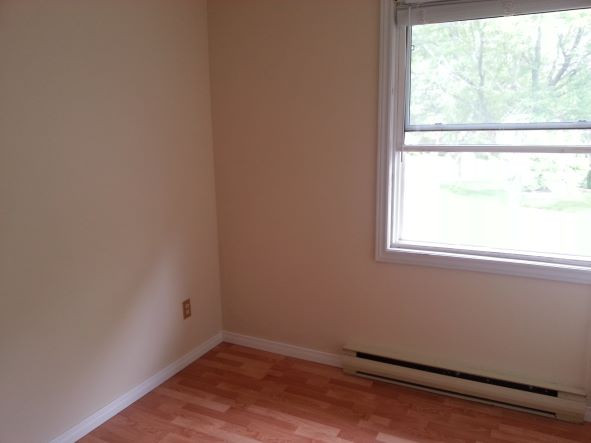 Clean bright upper-level bedroom near Sherwood forest mall in Room Rentals & Roommates in London - Image 2