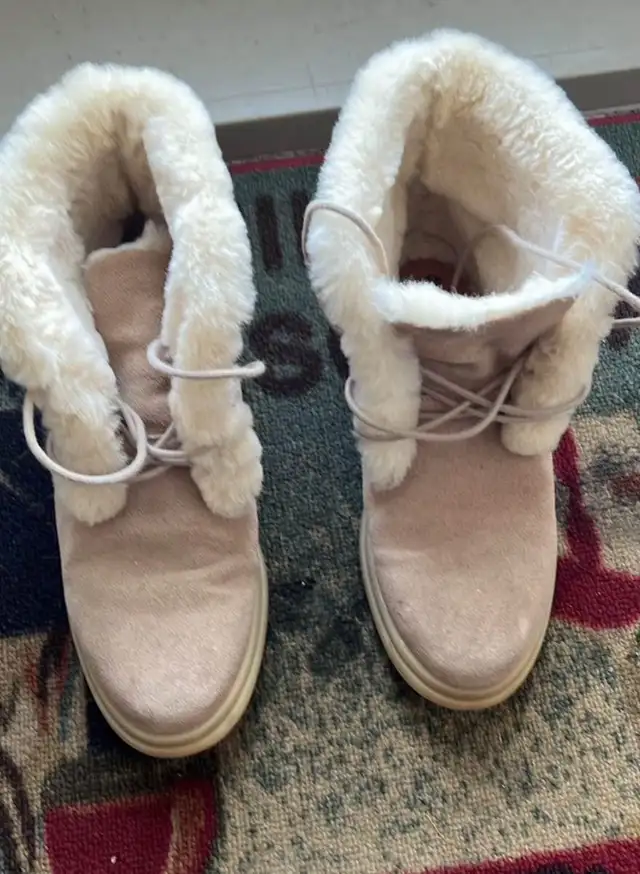 women’s winter boots in Women's - Shoes in Calgary - Image 2