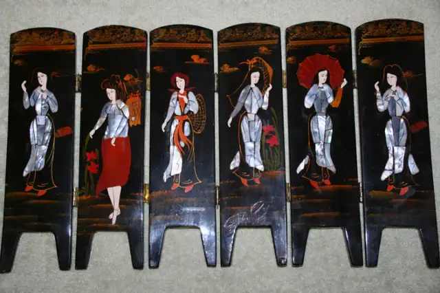 VIETNAMESE MINIATURE SCREEN Black Lacquer 'n Mother of Pearl