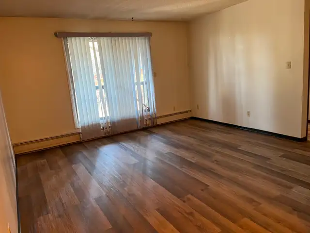 reduced dep, Lower mount royal 1 bedroom,balcny,parkg $1175/m el