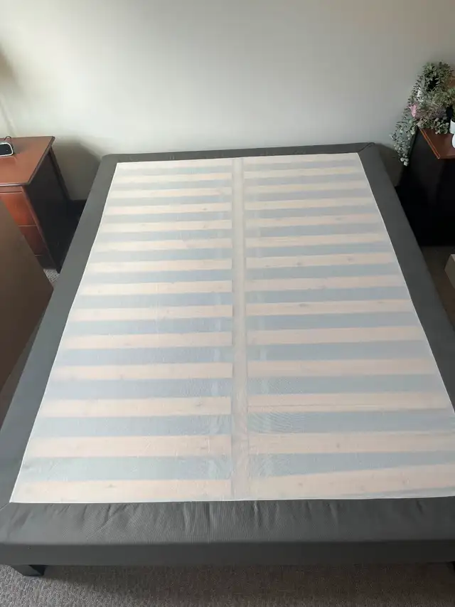 Base de lit et sommier IKEA Lyngor comme neuf! in Beds & Mattresses in Val-d'Or - Image 3