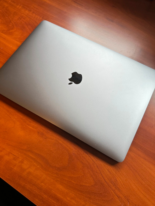 MacBook Pro 15-Inch 2017 2.9 GHz Quad-Core i7, 16GB RAM 512 SSD