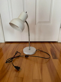 Lampe de bureau blanche en métal