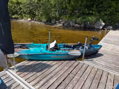 Kayak de pêche à moteur électrique, inclus grosse batterie (300$) et pagaie en carbone. Comme neuf