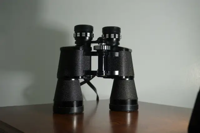 Tasco light weight fully coated 10x40-260 binoculars in Fishing, Camping & Outdoors in Ottawa - Image 5