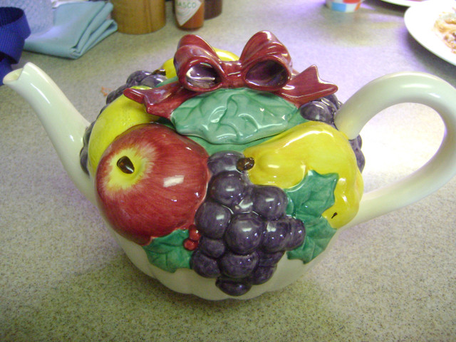 Colorful Country-style Teapot, Sugar Bowl and Creamer Set in Kitchen & Dining Wares in Markham / York Region - Image 4