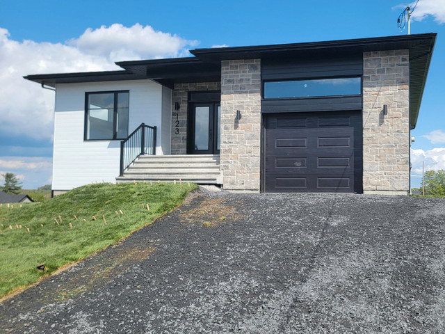 Magnifique maison neuve à vendre-avec garage dans Maisons à vendre  à Sherbrooke