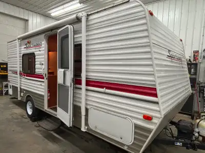 2013 KZ Sportsmen Classic 200 Unit #2025-106 2690 lbs UVW / 3500 lbs GVWR Sleeps 3 The perfect coupl...