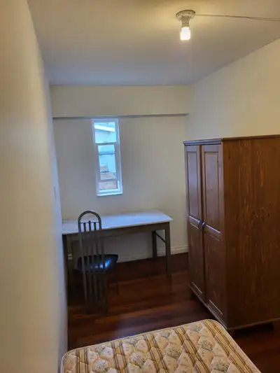 A clean, shiny, well‑kept house in the Brentwood area has a upstairs bedroom available. It is perfec...