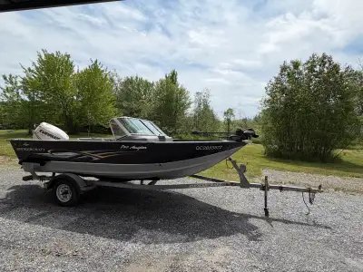 BATEAU DE PÊCHE, MOTEUR HORD-BORD , REMORQUE MARQUE : SMOKER CRAFT EVINRUDE SHORELAND’R MODÈLE : SMO...