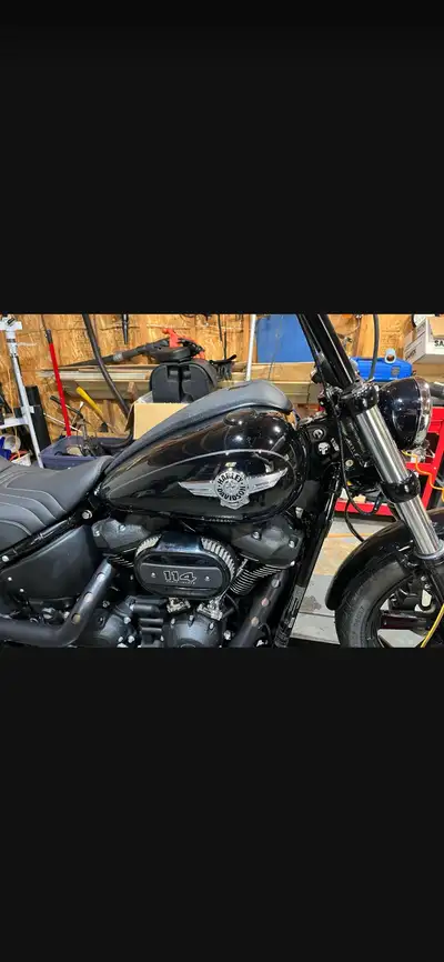 M8 Fatboy fuel tank. Mint condition. Factory vivid black with badging. LowriderS console,fuel pump a...