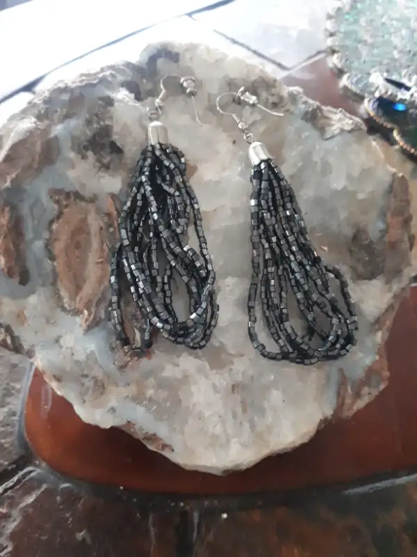 Vintage Earrings hanging beads , like new in Jewellery & Watches in Ottawa - Image 2