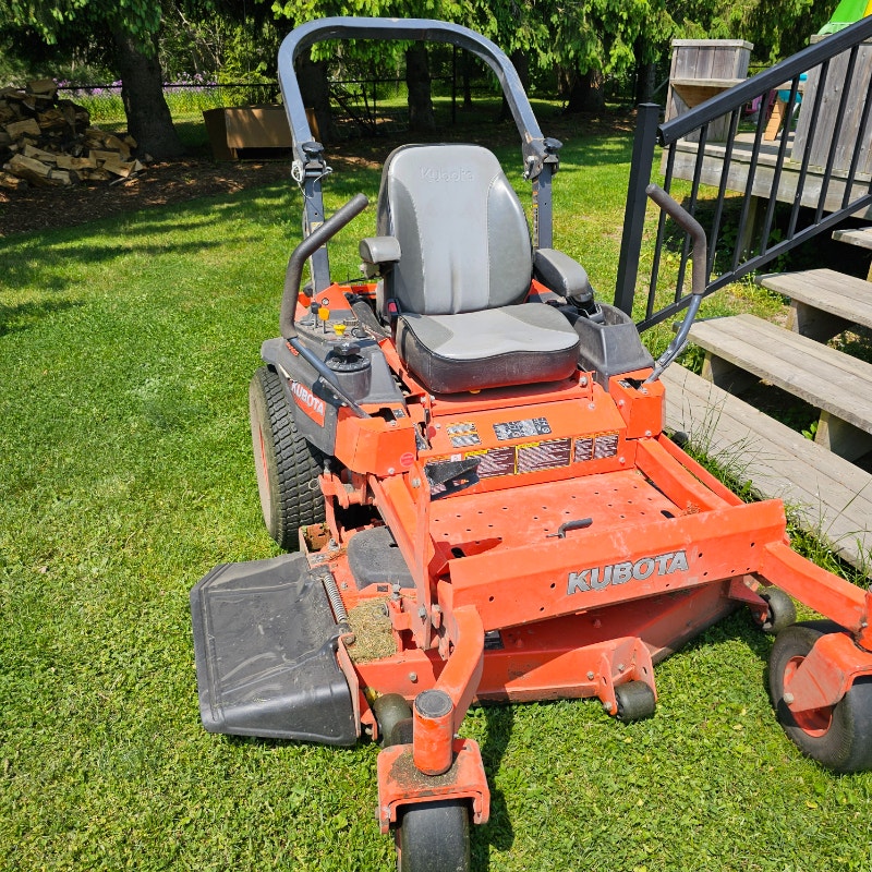 2016 Kubota Z723 Zero Turn riding lawn mower. Commercial grade