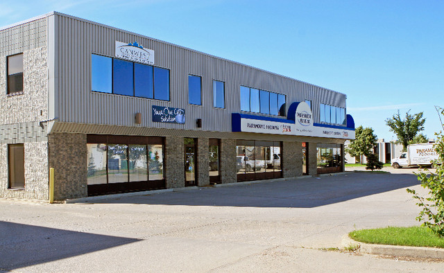 2772 SQ FT OFFICE/WAREHOUSE FOR LEASE - WEST END in Commercial & Office Space for Rent in Edmonton - Image 3