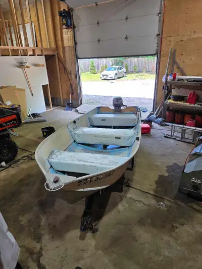 1996 Mariner 9.9 hp 4-stroke outboard motor (often built in partnership with Yamaha or Tohatsu) feat...