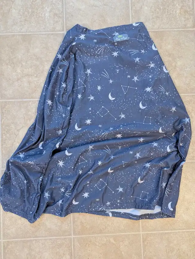 Itzy Ritzy Breastfeeding/Nursing cover in Strollers, Carriers & Car Seats in London - Image 3