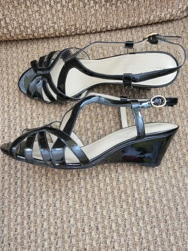 Naturalizer wedge sandals in Women's - Shoes in Oshawa / Durham Region - Image 4