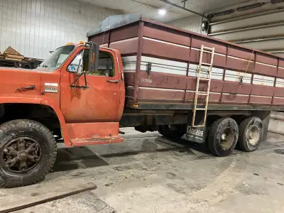 Grain truck for sale Rebuilt 427 10 speed transmission Remote endgate Not Safetied 5,000$ 204-648-74...