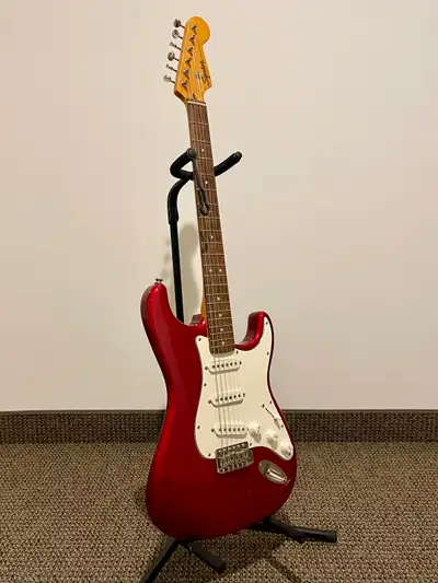 Almost new. New strings. Features: -Inspired by 1960s-era Stratocaster models -Fender-Designed alnic...
