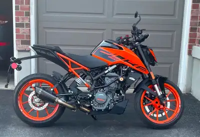 2023 KTM Duke 200 - For sale 3,500 km Factory warrant until summer of 2026 Runs perfect - no drops G...
