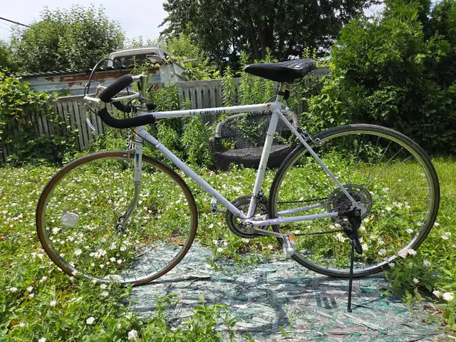 Velo de course blanc, 26", 12 vitesses in Road in Laval / North Shore - Image 2