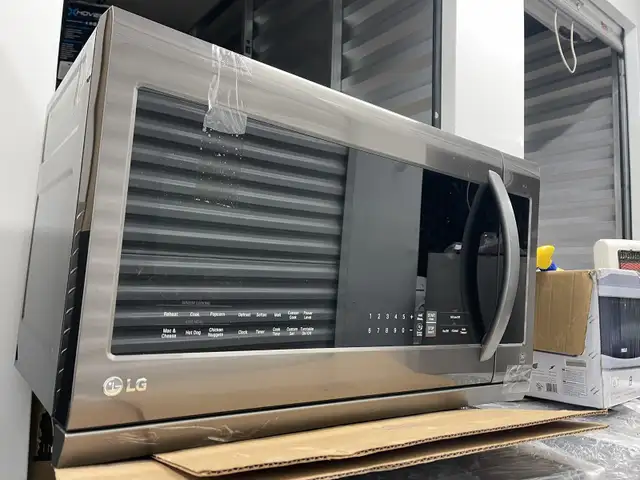 LG 2.2 Cu. Ft. Microwave in Other in City of Toronto - Image 4