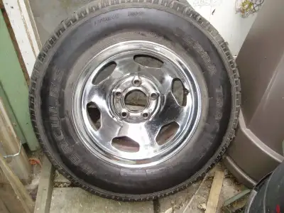 4 pneus et jantes en acier chromé 235 75 15 lt jarry et pie 1x environ