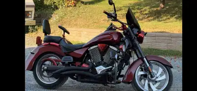 Must Sell due to back issues. 2005 Victory Kingpin. Original Owner, 66,830kms, $5,000 Custom Paint J...