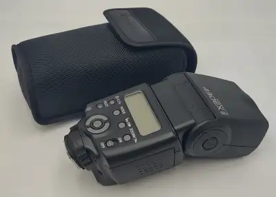 Canon Speedlite 430EX II Mounted Battery Powered Camera Light with Locking Pivot Comes with storage...