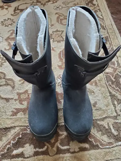 mens size 9. rated at-100f. i used them twice. perfect for ice fishing. waterproof. thick soles. ext...