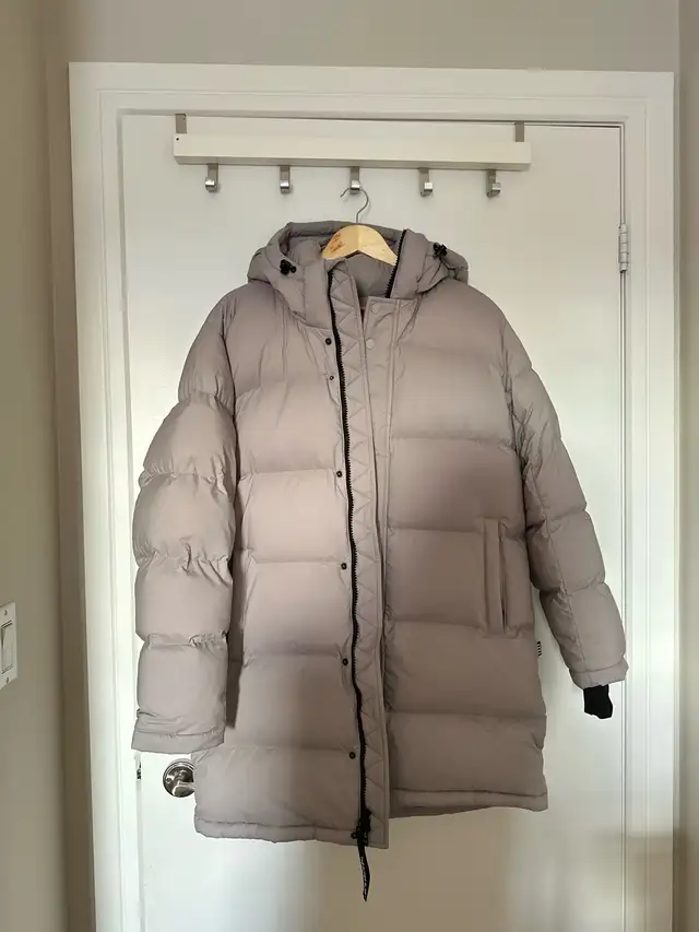 Aritzia The Super Puff-Mid (Ashen) in Women's - Tops & Outerwear in City of Toronto - Image 3