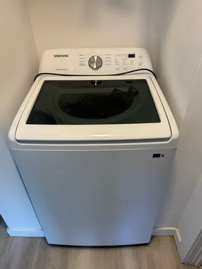 This Samsung washing machine offers a generous capacity and efficient performance. It’s in excellent...