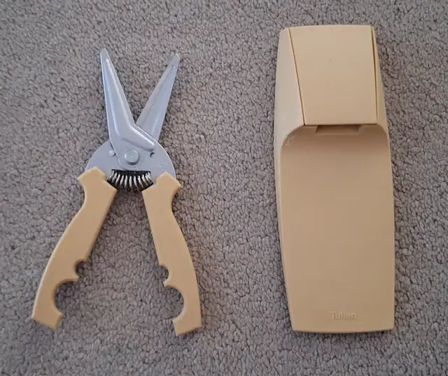 Tullen Scissors with Holder457910844654233601