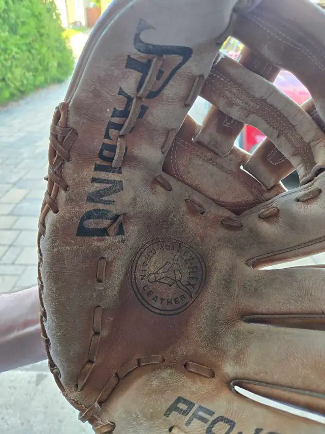 Vintage SPALDING PFO 100 Baseball Glove in Baseball & Softball in Ottawa - Image 3
