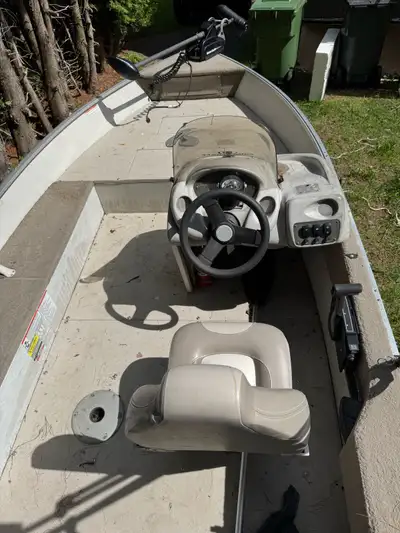 Princecraft 16.5 pieds en très bonne condition. Moteur 40 HP fiable et moteur électrique MotorGuide...