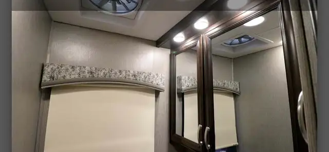“REDUCED — 2018 Berkshire 39A — 52,000 km — in RVs & Motorhomes in Calgary - Image 13